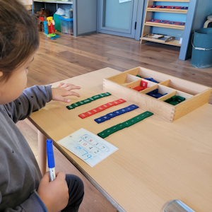 Activité Montessori Maths cube du trinôme à l'école privé élémentaire Cyrano